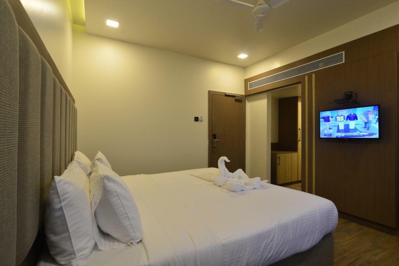 Dhule Hotel Jhankar Palace المظهر الخارجي الصورة
